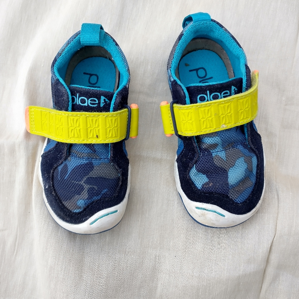 Place toddler shoe